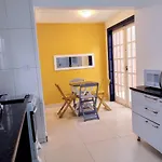 Casa Com Garagem - 300M Da Rua Das Pedras